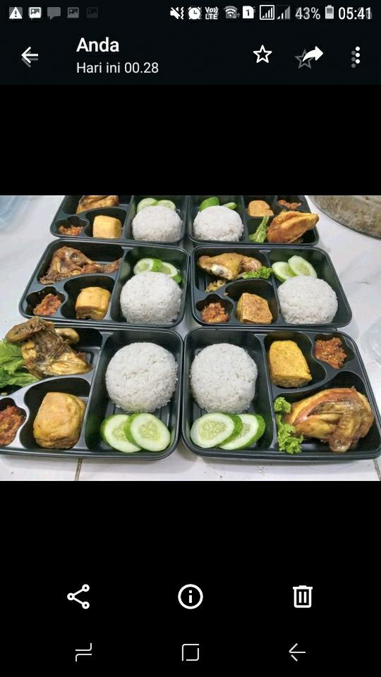Nasi Ayam geprek,sambalan kentang
Tahu Tempe goreng
lalapan kerupuk
puding, buah, Aqua mini