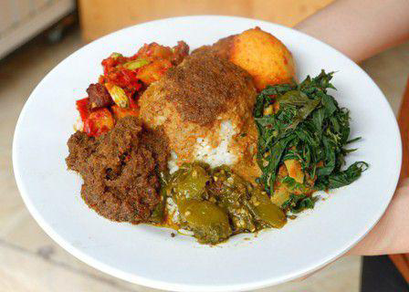 1. Nasi Box Rendang, Telor Komplit