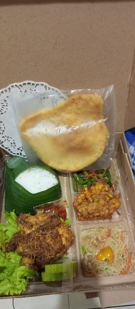 NASI BOX AYAM SERUNDENG