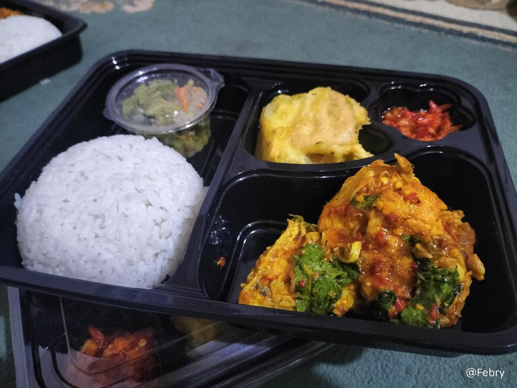 Paket nasi ayam rica-rica 