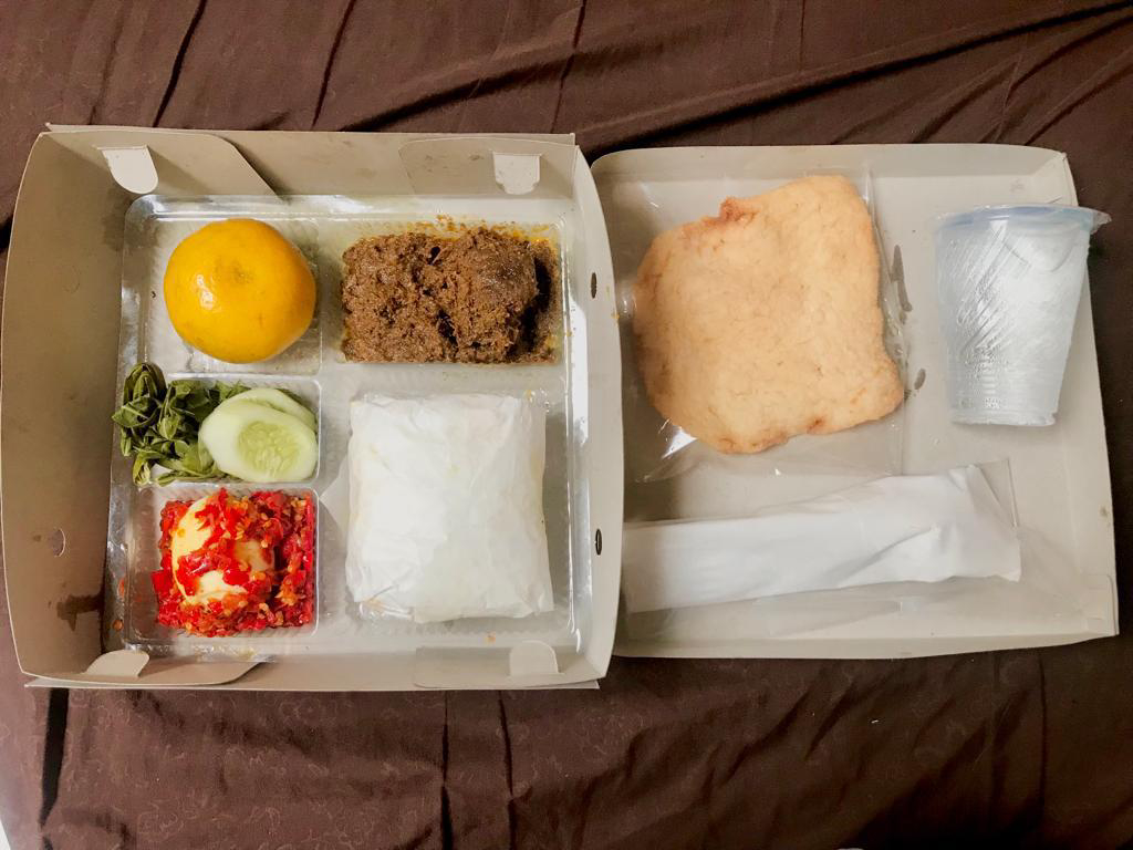 8. Nasi Box Rendang komplit.