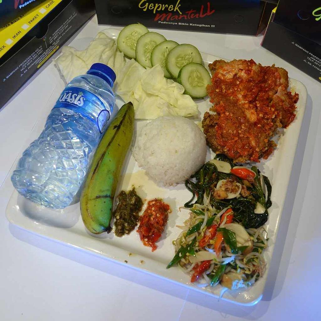 paket geprek sambel terasi dan sayur