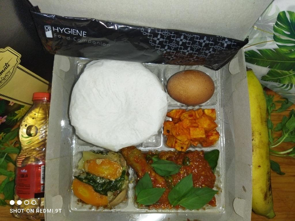 Nasi Putih Ayam Bumbu Kemangi Mak Eno