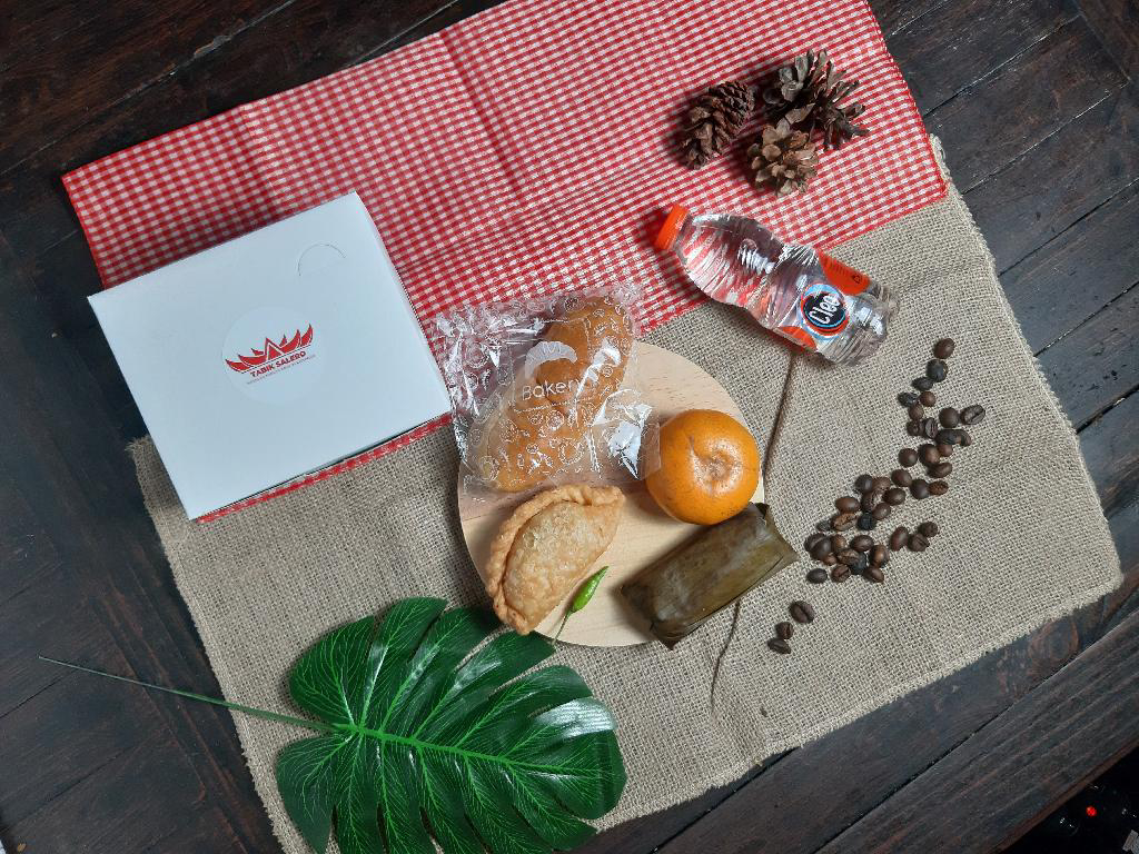 Snack Box - Roti Susu Manis, Lontong, dan Pastel. 