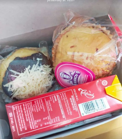 SNACK BOX PAKET E by Annov (teh kotak, roti manis, donat keju)