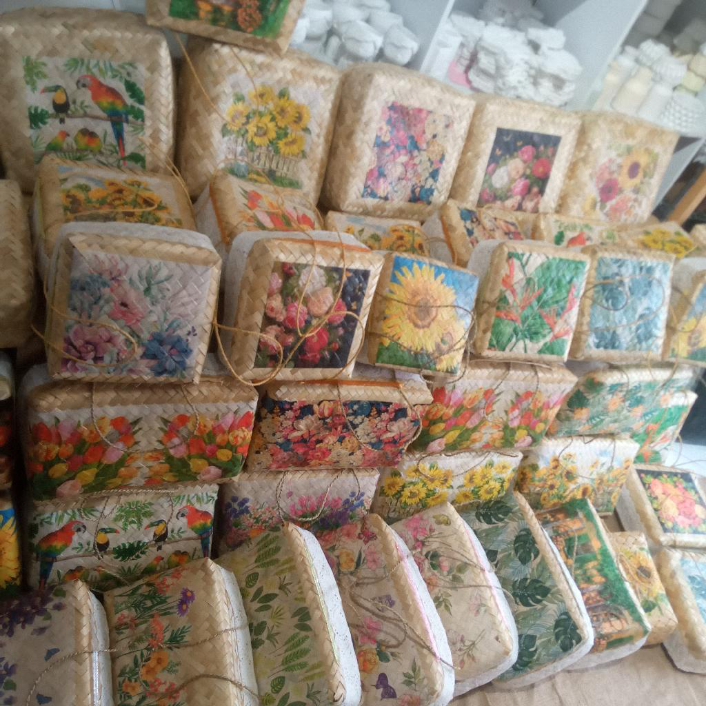 Box Hamper Kotak Kado Box Besek Anyaman Bambu gambar Seni Decoupage Pilih   size :22 x 22 x 7 cm,20x20cm dan 20x30 cm
