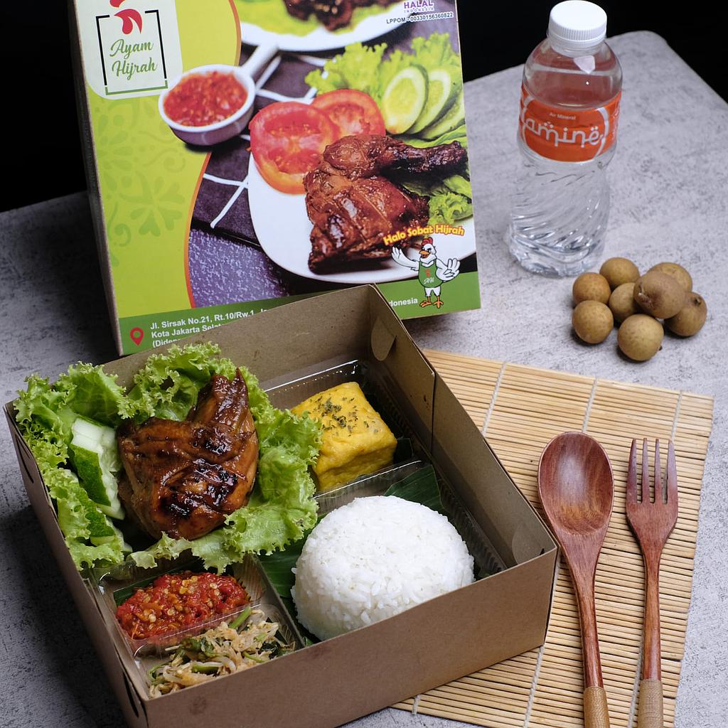 B. Nasi Box Ayam Bakar Madu by Ayam Hijrah