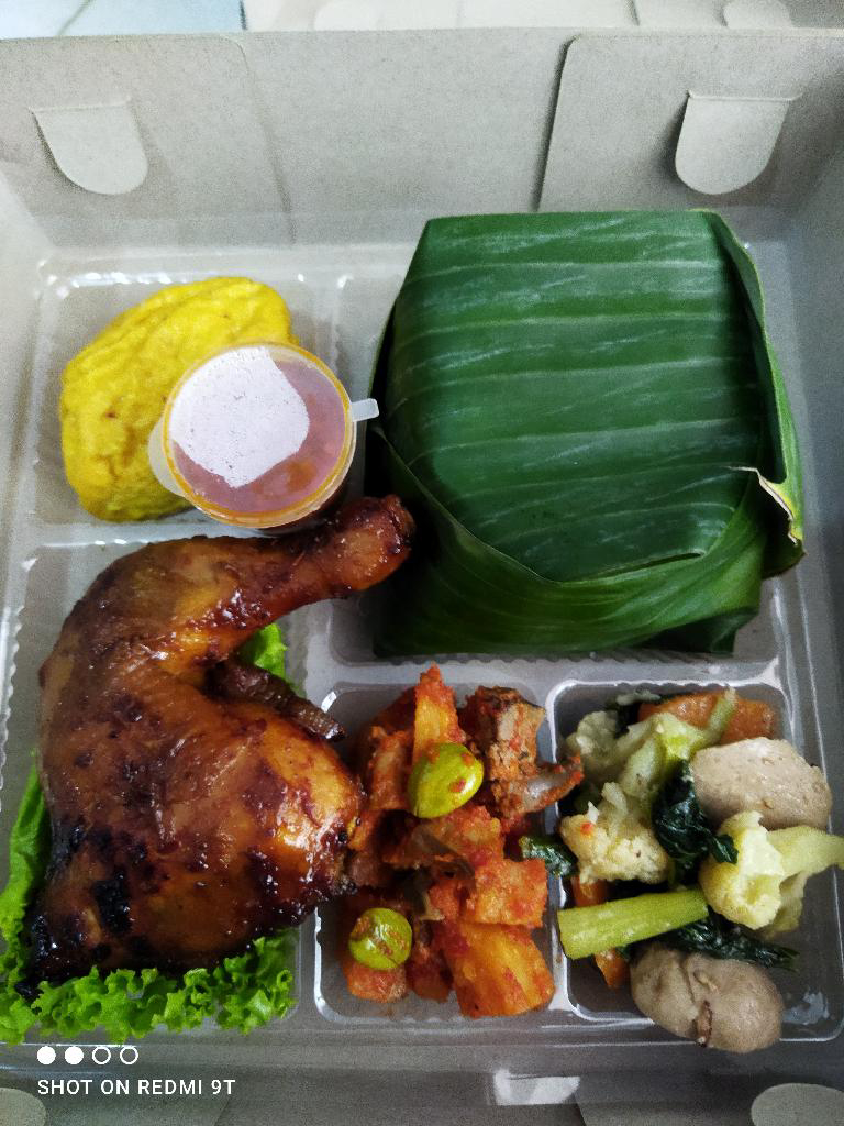 Nasi Putih Ayam Bakar Paket Lengkap ( Ayam Potong 4 )
