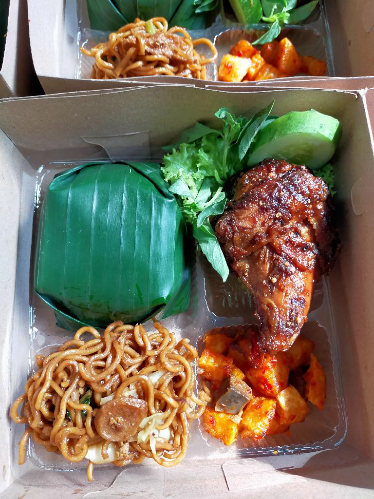 Paket nasi dan snack