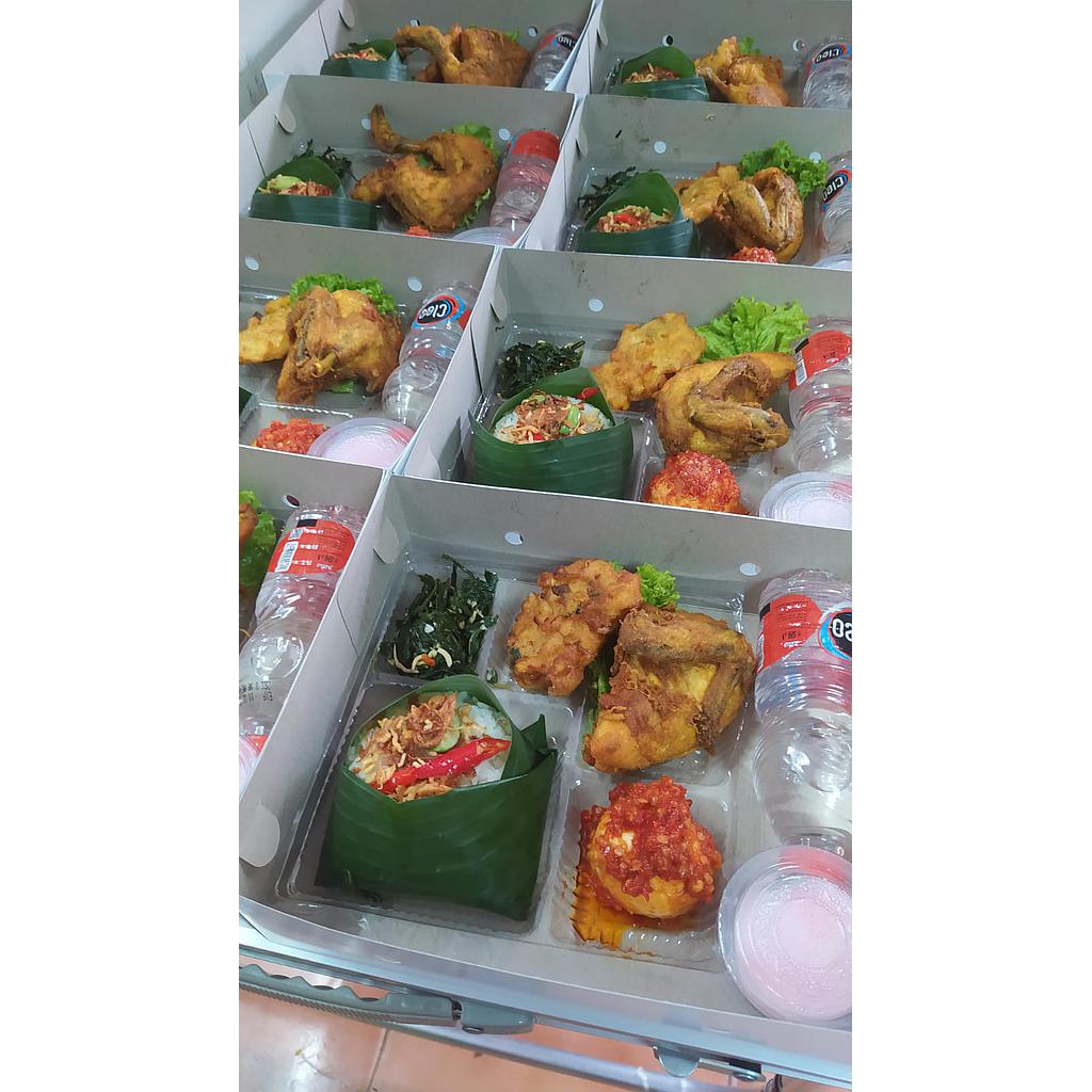 Paket nasi dan snack
