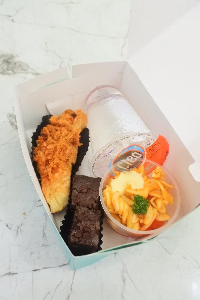 Snack box Soe Recipe (Fusilli cheese, brownie chocochip, floss croissant)