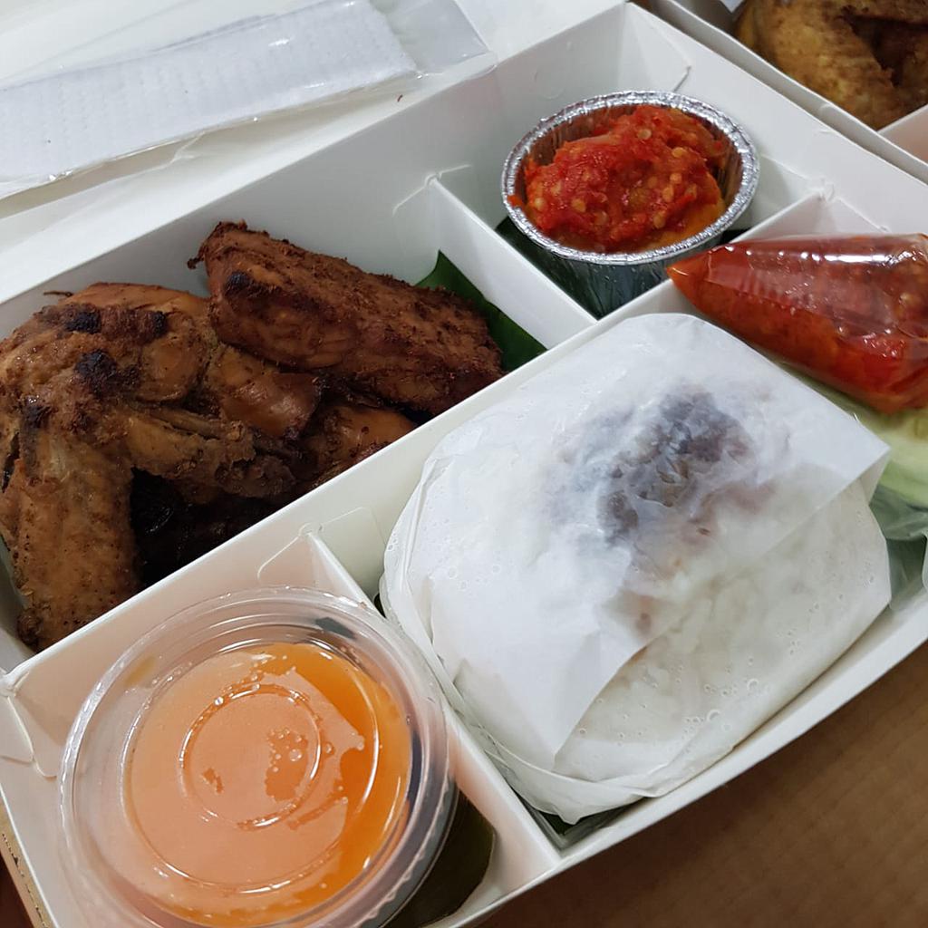 PAKET NASI BOX NASI AYAM BACEM