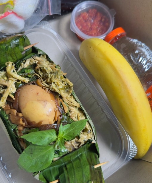 Nasi Bakar Ayam Suwir Cabai Hijau