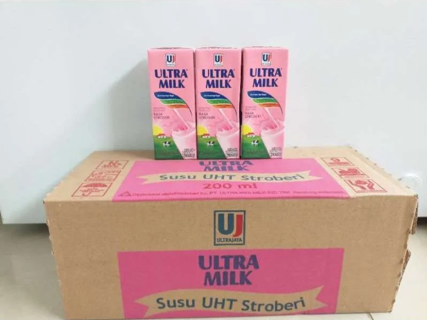 Ultra Milk Stroberi 200 ML 1 Dus/24 Pcs (Padang Dapur Pusako)