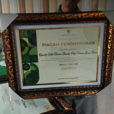 Alat Hiasan / Pigura