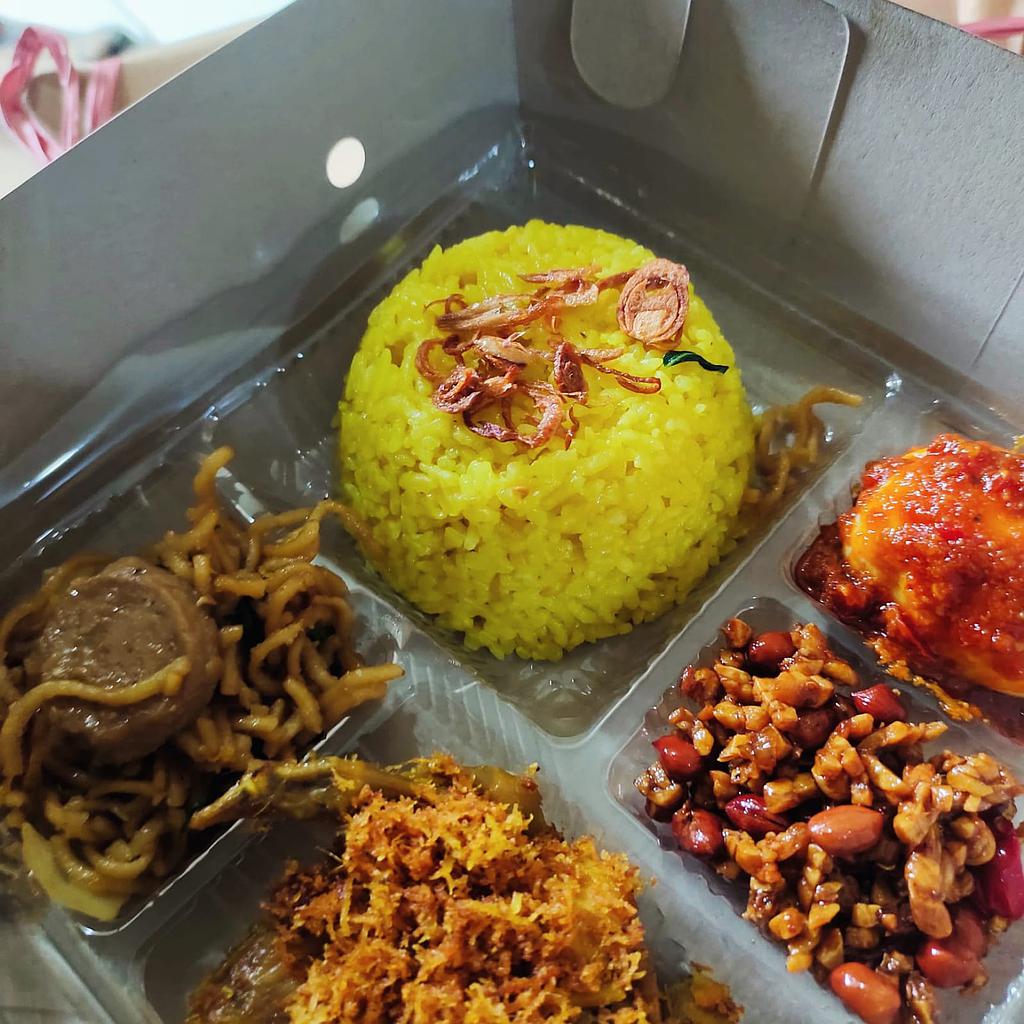 Nasi Box Kuning Spesial – Paket Lengkap &amp; Lezat