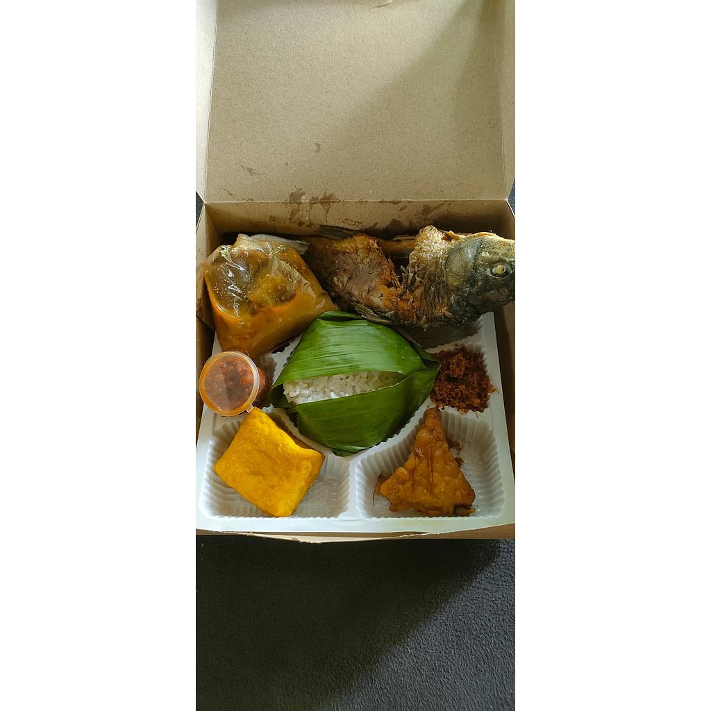 Nasi timbel, ikan mas goreng, tahu, tempe, sayur lodeh