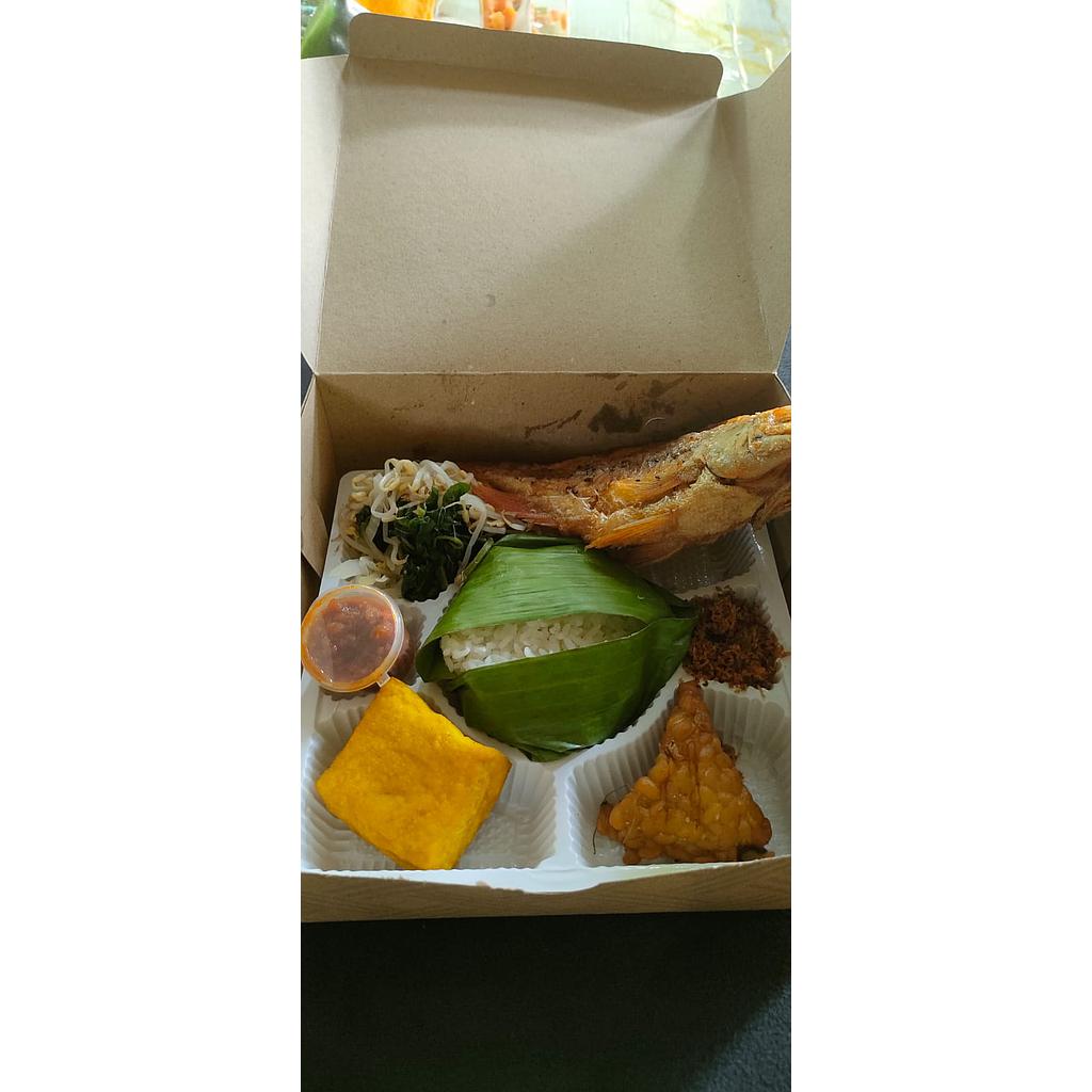 Nasi timbel, ikan nila goreng, tahu tempe, urap sayuran, sambal