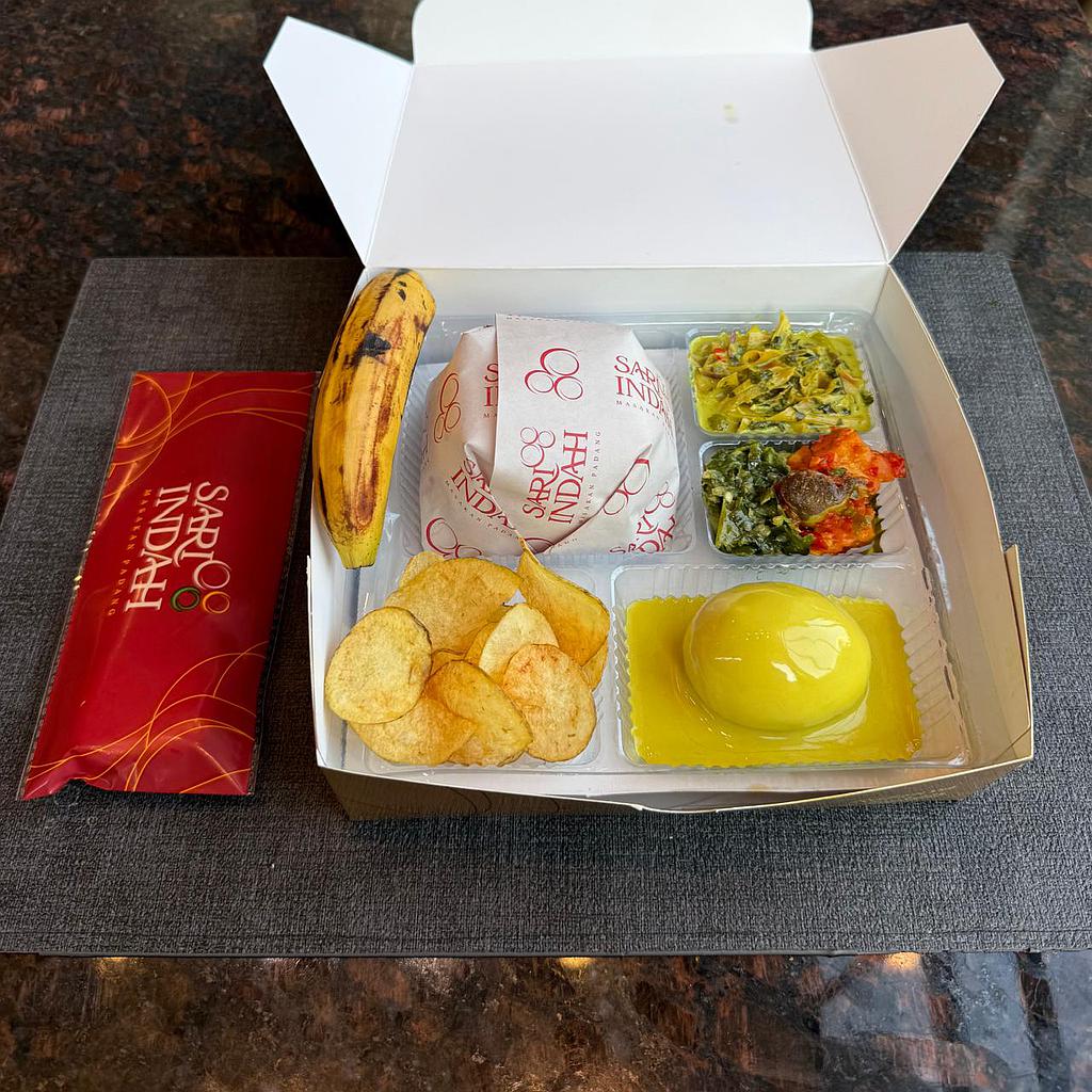 Paket Nasi Box + Snack Box Sari Indah Masakan Padang (Telur Gulai)