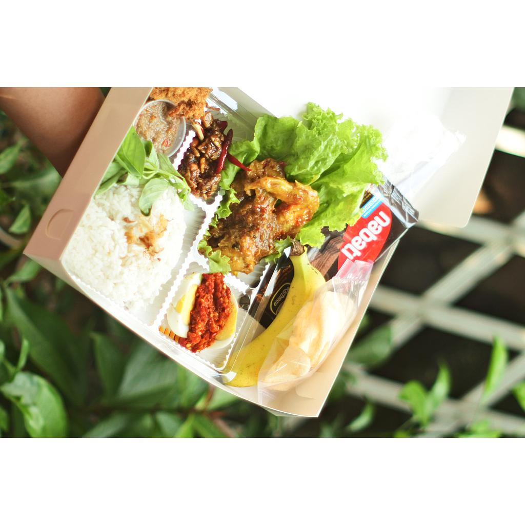 Lunch Box Nasi Uduk Ayam Rica + Telur Balado