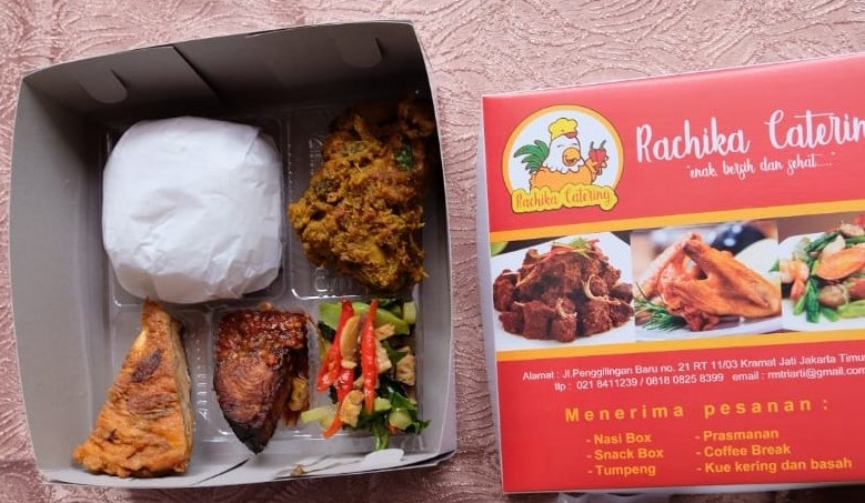 NASI PUTIH GULAI IKAN AYAM KREMES PERKEDEL UDANG URAP SAMBAL BUAH KERUPUK AIR MINERAL