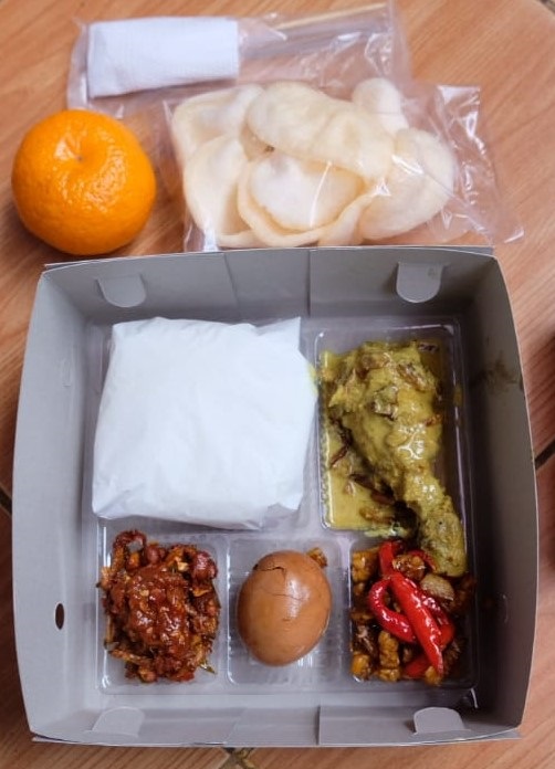 NASI PUTIH RENDANG KENTANG TUMIS DAGING AYAM MENTEGA TUMIS LABU SAMBAL BUAH KERUPUK AIR MINERAL