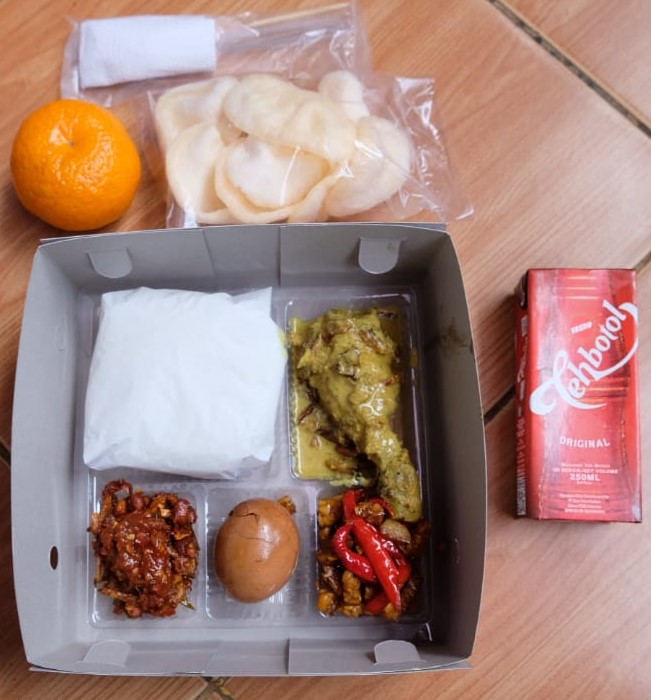 NASI PUTIH AYAM GULAI DAGING BALADO PERKEDEL SAYURAN TUMISAN SAMBAL KERUPUK BUAH AIR MINERAL