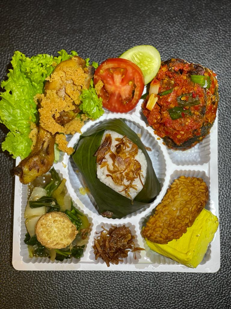 Paket Ayam Goreng + Ikan Balado by Masakan Ibuku