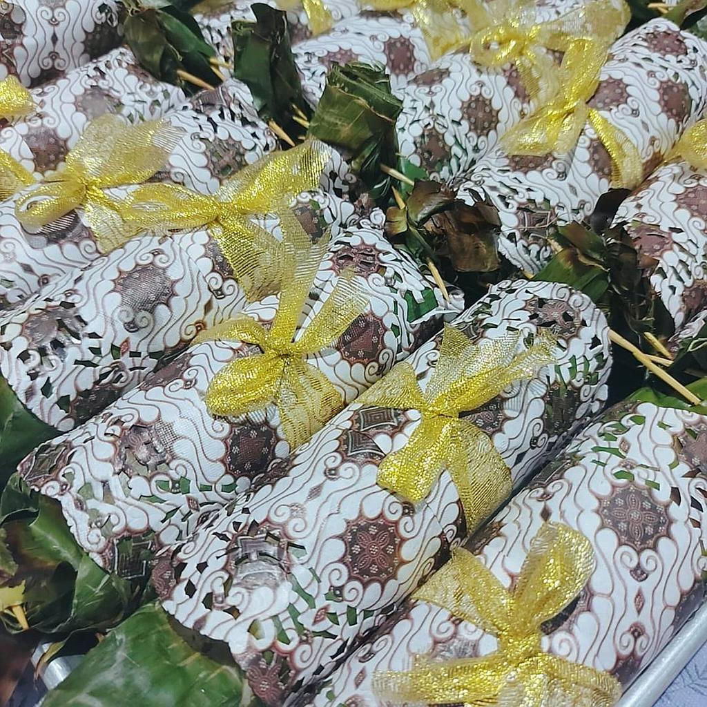 Nasi bakar berbusana Batik