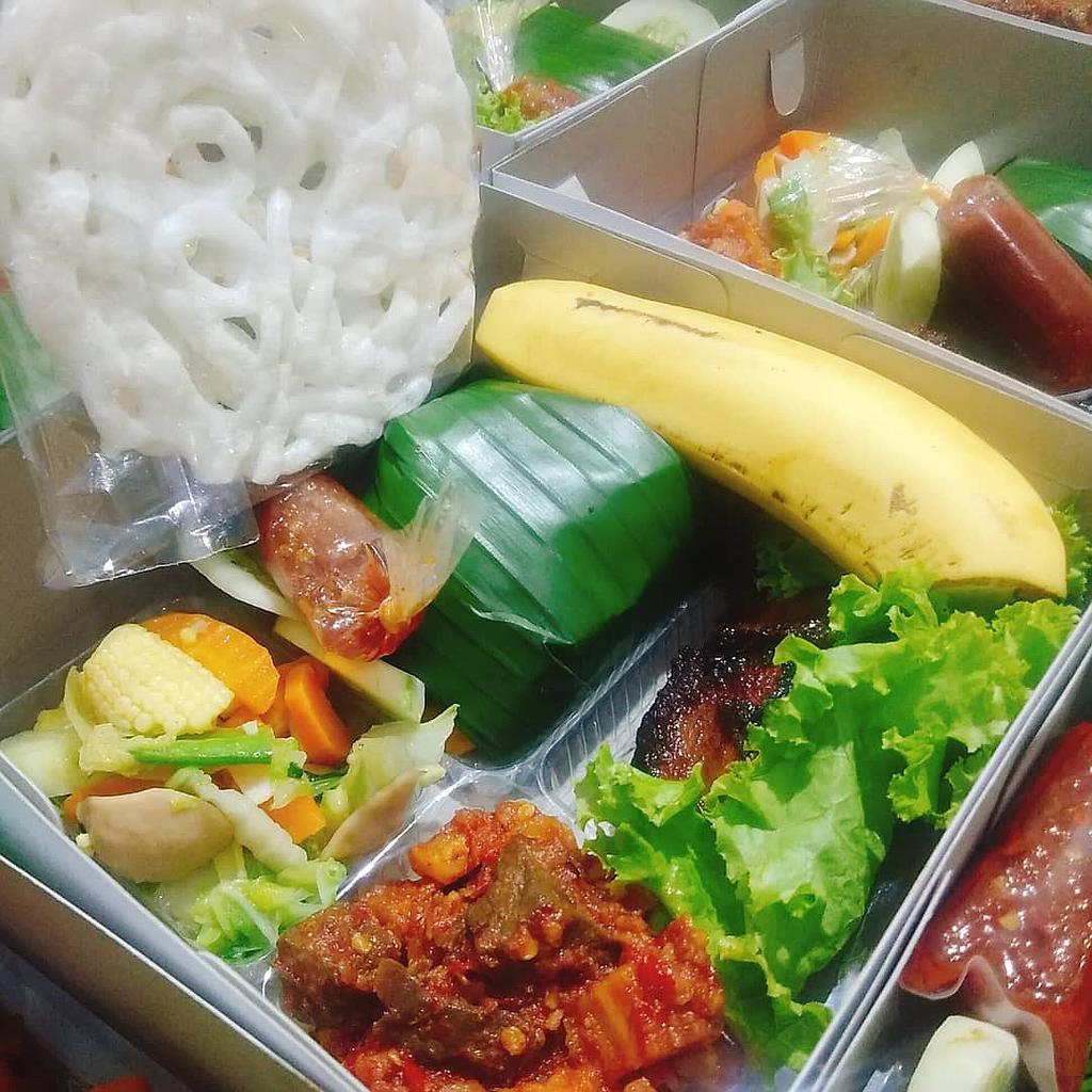 Nasi Box Ayam Bakar dengan air mineral