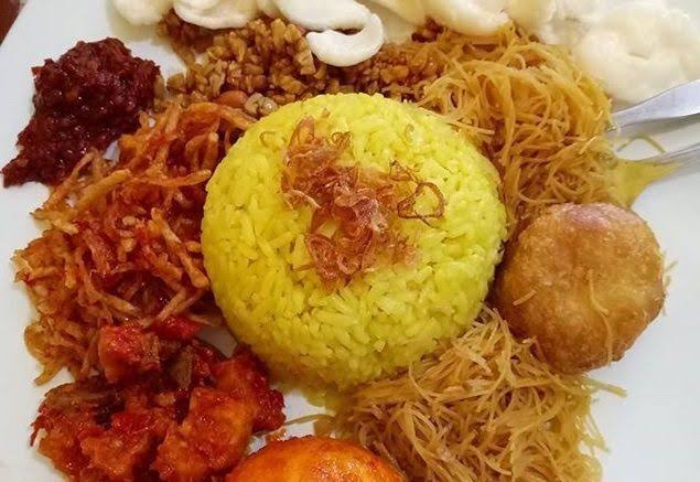 Nasi Kuning Komplit