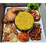NASI KUNING SPESIAL AYAM GORENG DAN LAUK PAUK MELIMPAH